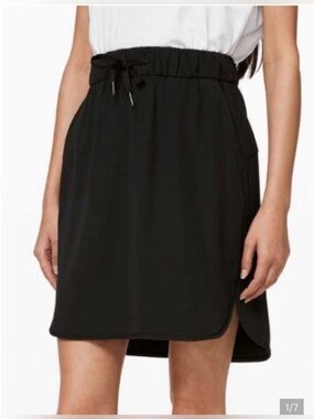 Lululemon On The Fly Skirt *21"
Black size 6